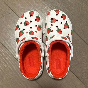 Fleece lined vacay vibes strawberry crocs in great condition. Men’s 5/women’s 7